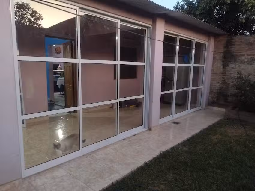 Aberturas de aluminio y muebles en mdf