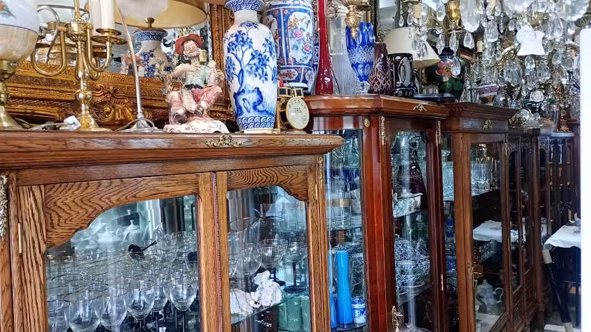 Antig&uuml;edades y M&aacute;s