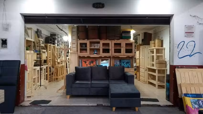 Muebles de Pino 72 y 15. (Paseo Boulevard)