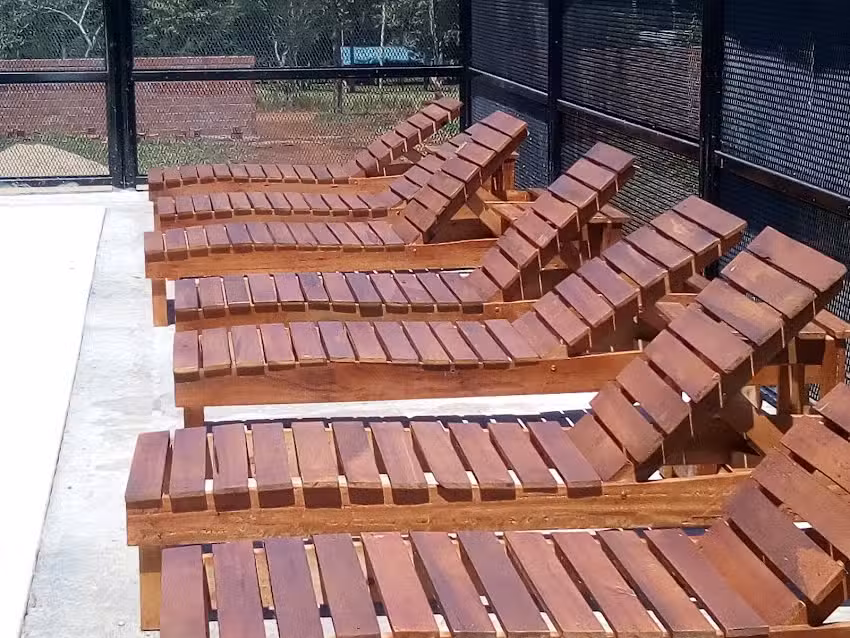 Reposeras para piletas y sillones de madera